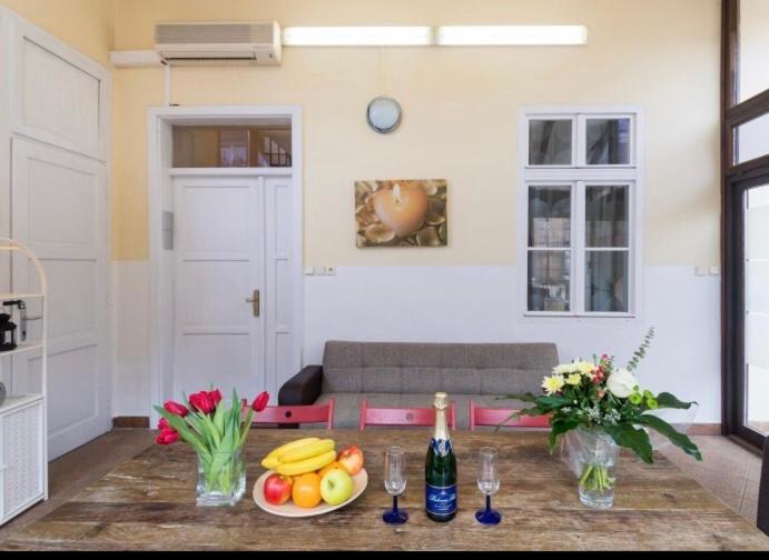 Apartment Stepanska Прага Екстериор снимка
