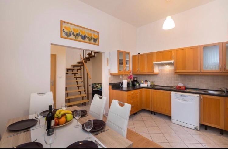 Apartment Stepanska Прага Екстериор снимка