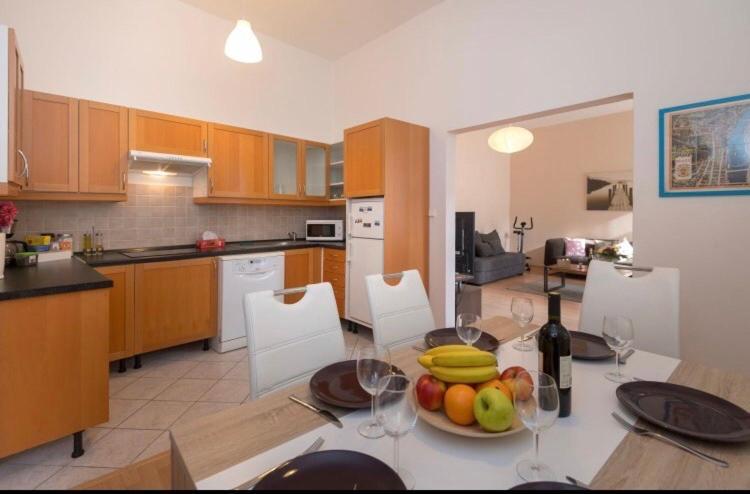 Apartment Stepanska Прага Екстериор снимка